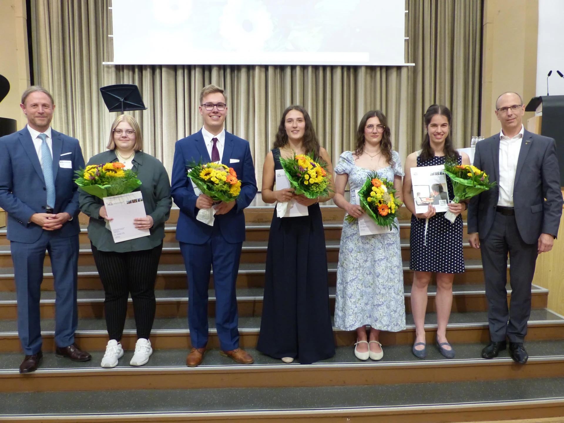 Ehrung der Besten: Mit der Bestnote 1 (sehr gut) schlossen in diesem Jahr fünf Verwaltungsfachangestellte ihre Ausbildung ab. Mit auf dem Bild: der Erste Beigeordnete Roland Neumann, Landkreis Elbe-Elster, (r.) und der Studienleiter des NLSI, Lars Gölz (l.). Foto: Evelyn Stöwer (NLSI)