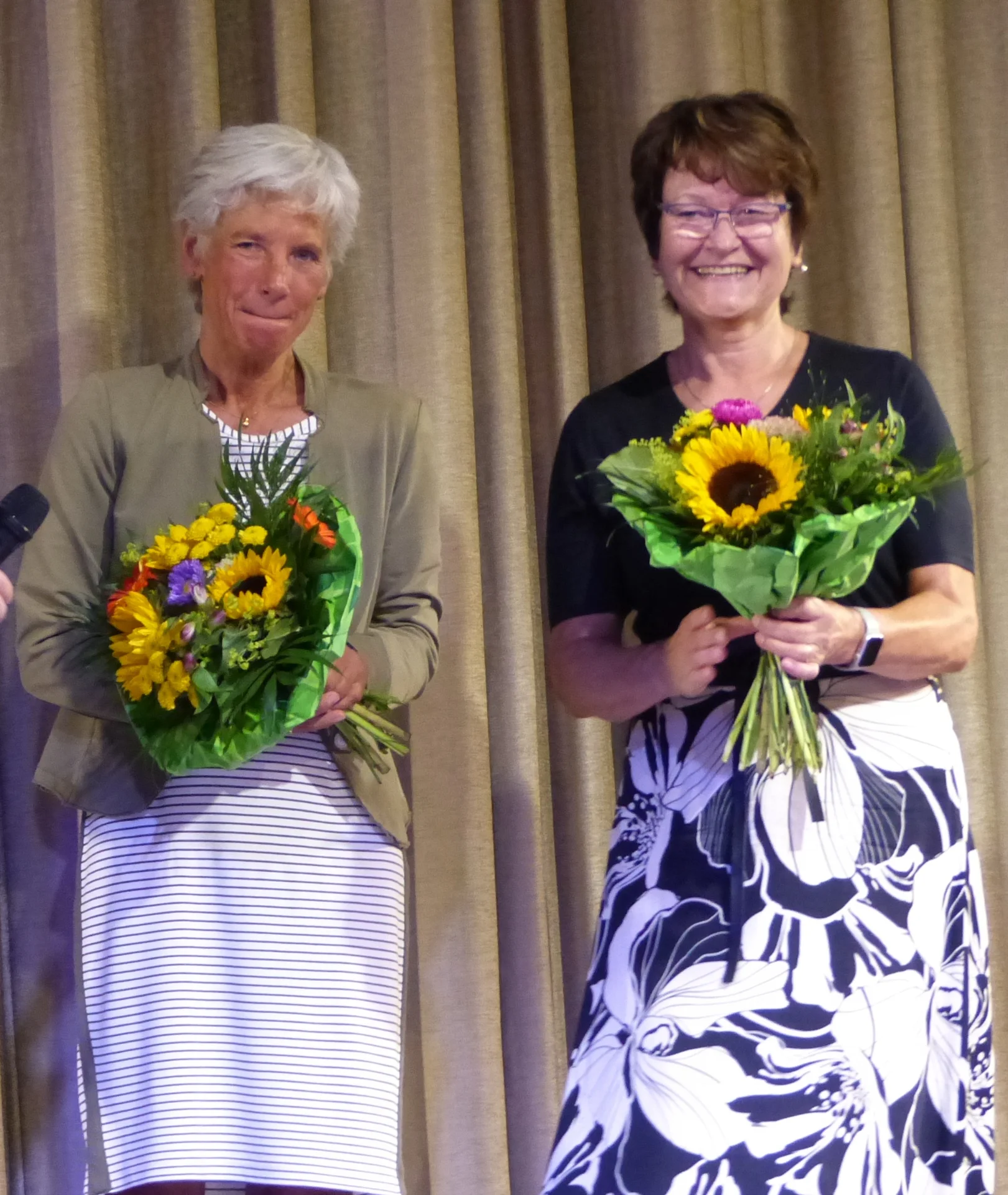Blumen als Dankeschön für eine langjährige Zusammenarbeit mit dem NLSI: Für die Schulleiterin Sabine Lundström (r.) und Berufsschullehrerin Andrea Beyer (beide Oberstufenzentrum Elbe-Elster) war es die letzte Zeugnisübergabe, der sie beiwohnten. Auf beide wartet der wohlverdiente Ruhestand. Foto: Evelyn Stöwer (NLSI)