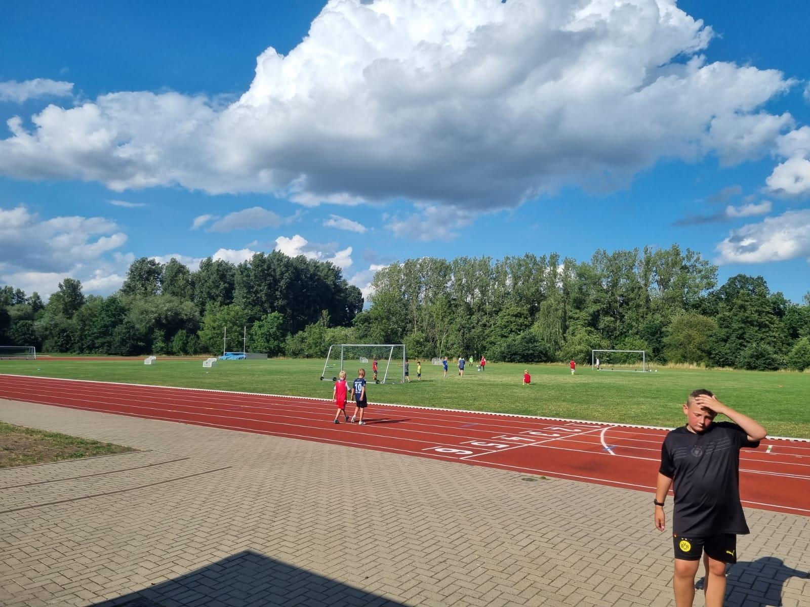 Fussballspass auf dem Sportplatz am Walsroder Gymnasium