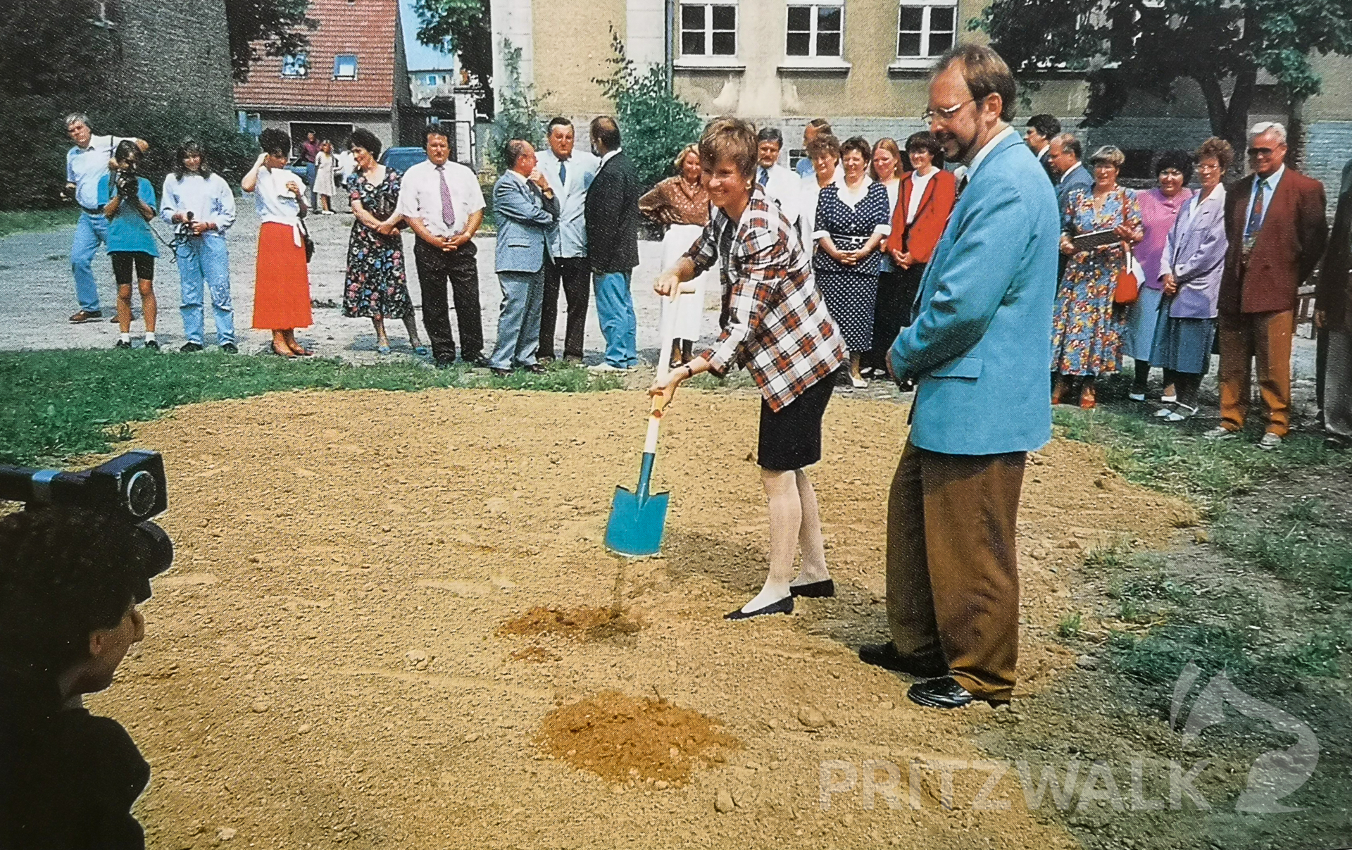 Quandt-Erbin Susanne Klatten nahm damals den ersten Spatenstich für den Anbau vor. Sie und die Schule stehen im regelmäßigen Kontakt. Foto: Festbroschüre