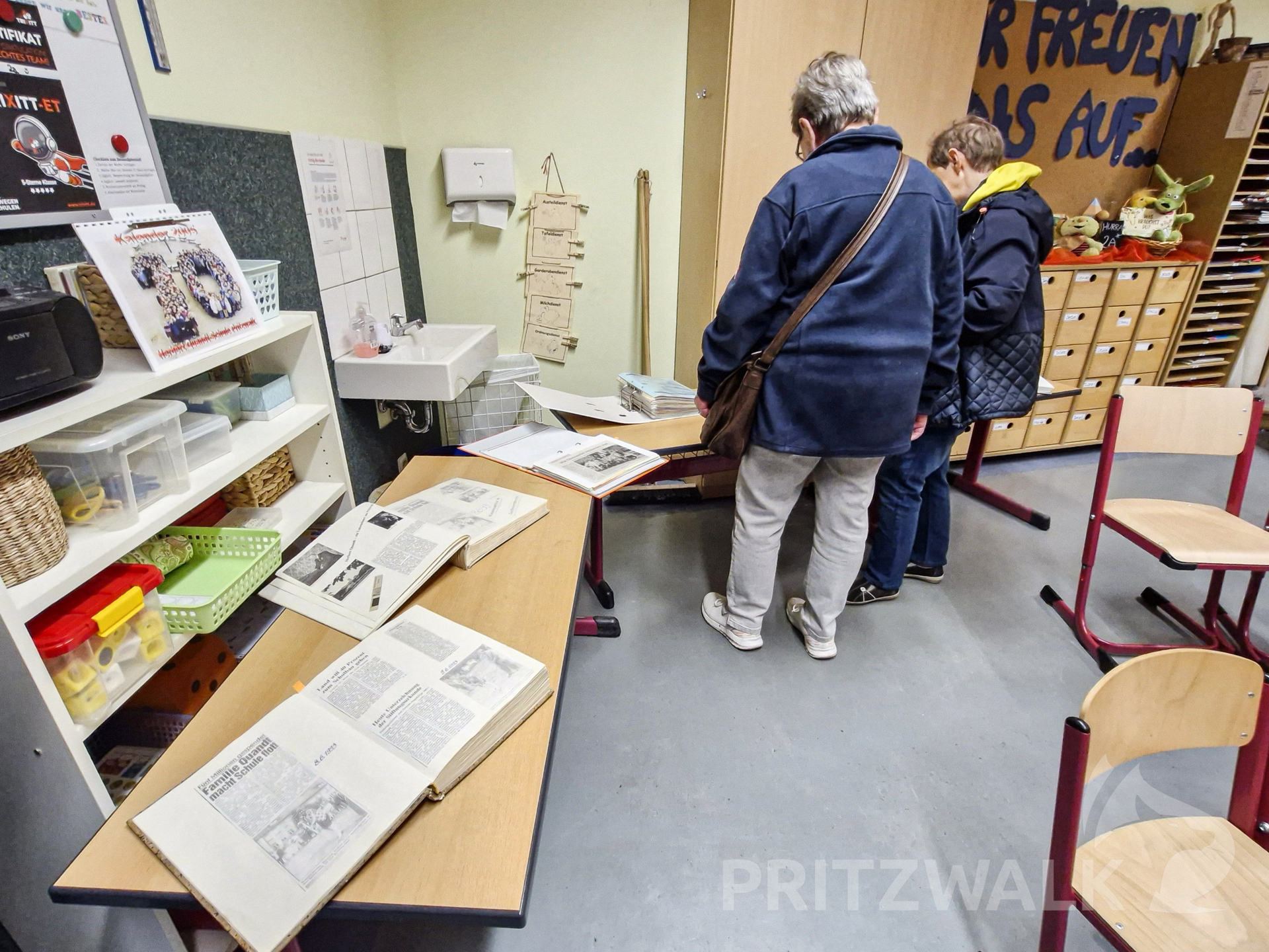 In einem Klassenraum lagen Chroniken der Schule aus. Foto: Sandra Bels