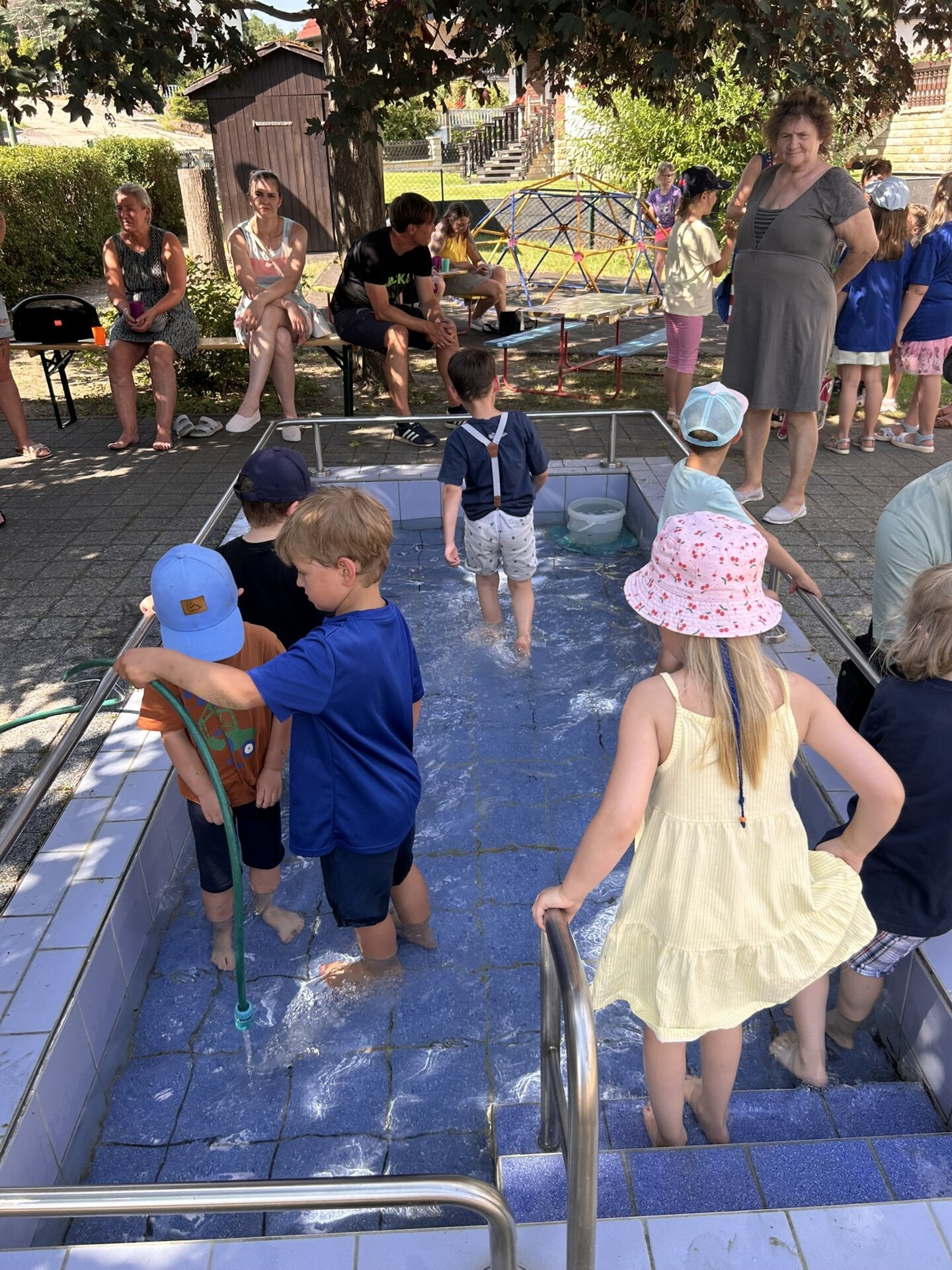 Wassertreten im Kneipp-Becken