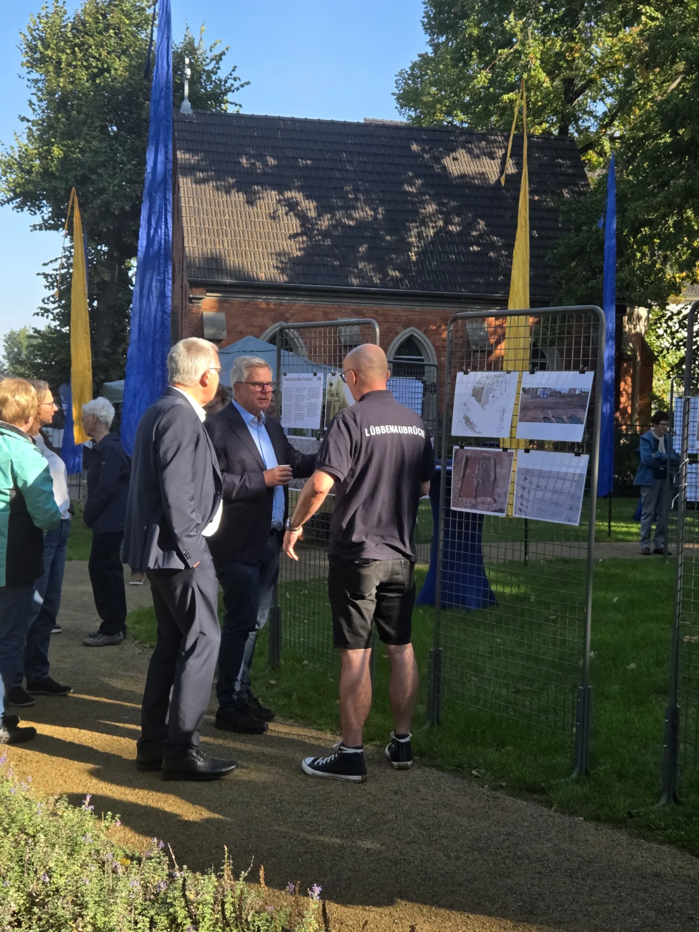 Baustaatssekretär Volker-Gerd Westphal informiert sich im Rahmen der Veranstaltung über das Projekt. Foto: Stadt Lübbenau/Spreewald
