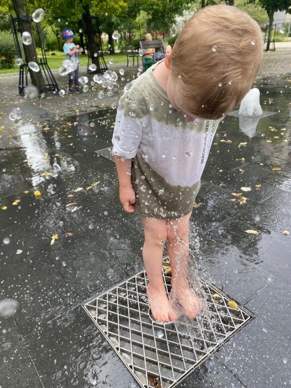 Fontaine und Kind