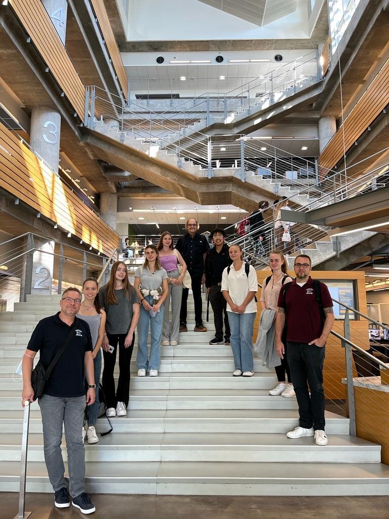 Gruppenfoto auf Treppe