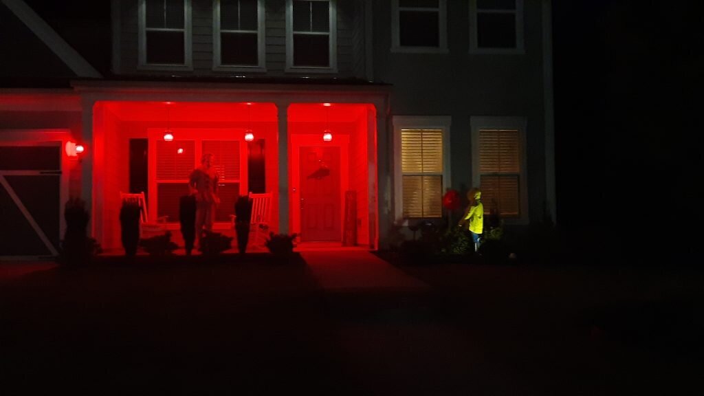 Haus rot beleuchtet