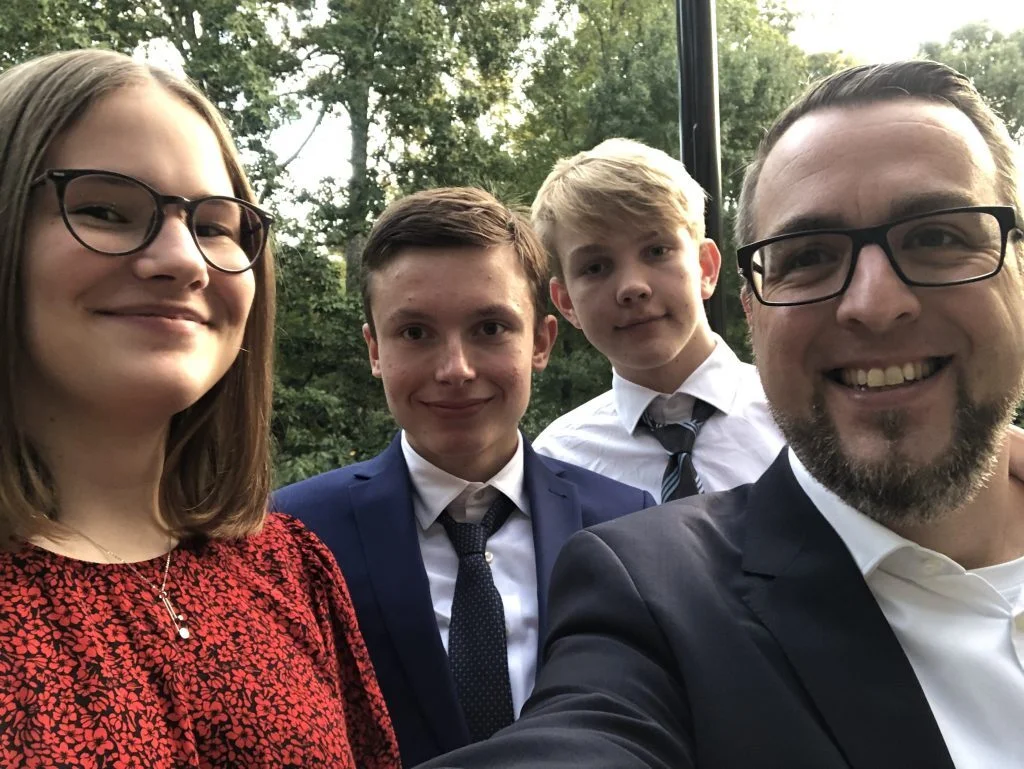 Gruppenbild mit Lehrer
