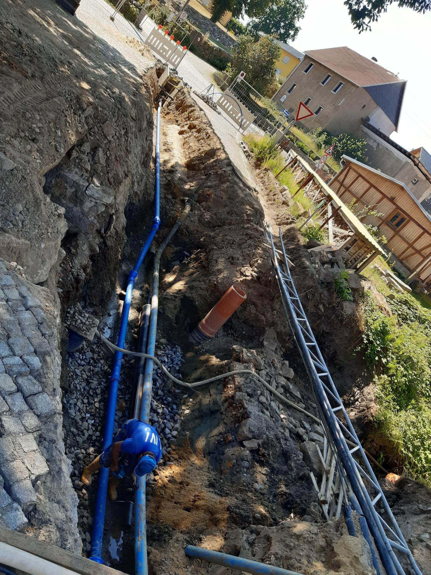 Bild 2 Erneuerung der Trink- und Abwasserleitung unter dem Durchlass- Bauwerk am Dorfplatz