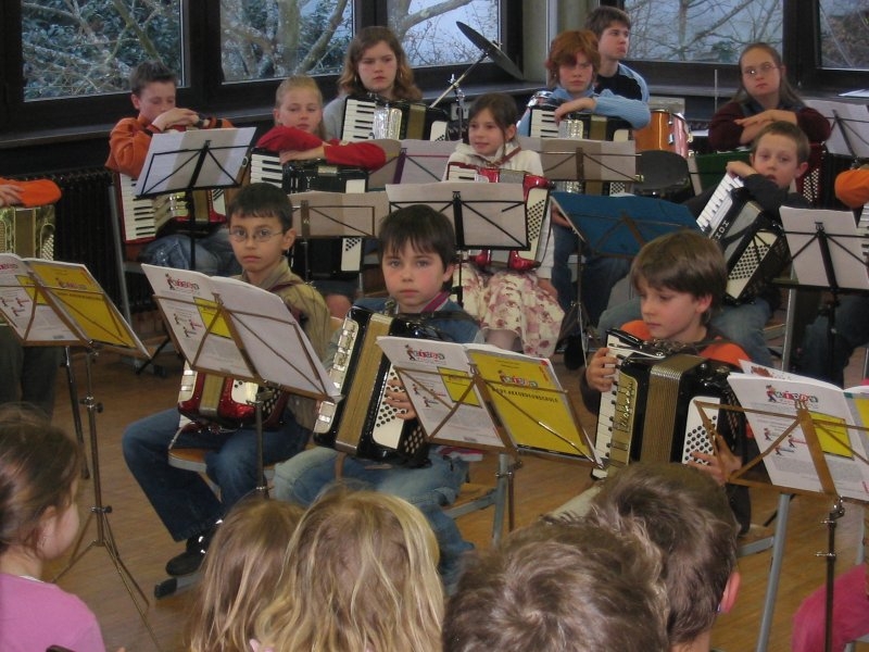 Kooperation Schule und Verein: Vorspielabend der Akkordeon-AG an der GHWRS am 27.03.2006