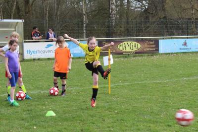 Mädchen spielen Fußball im Sportpark