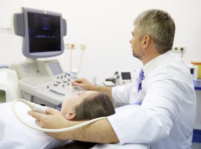 Dr. Benjamin Bereznai, Chefarzt der Schlaganfalleinheit in Selters führt eine Ultraschalluntersuchung der Halsschlagader durch