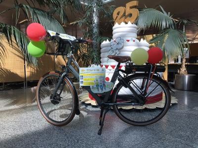 Über ein hochwertiges E-Bike, bereitgestellt von der Sparkasse Niederlausitz, kann sich der Gewinner des Hauptpreises der Tombola zum Abschluss der Tour de OSL 2019 freuen. (Foto Sparkasse Niederlausitz)