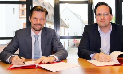 Foto der Unterzeichnung, Matthias Rudolph, Bürgermeister der Stadt Fürstenwalde (links), Sascha Gehm, Erster Beigeordneter der Kreisverwaltung Oder-Spree