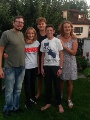 Das Foto zeigt den Austauschschüler Nicolas mit seiner deutschen Gastfamilie.