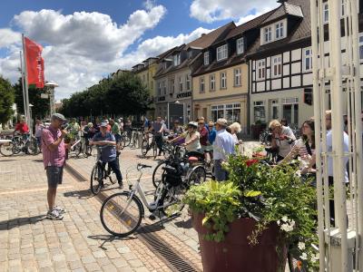 Sammeln zum Start am Pritzwalker Rathaus bei der Sommertour 2018. Foto: Andreas König