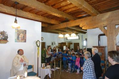 Foto zur Meldung: Kinder- und Jugendchor gestaltet am 7. Sonntag der Osterzeit musikalisch den Gottesdienst