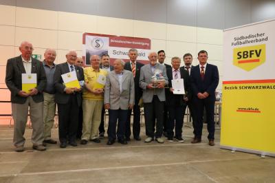Langjährige verdiente Schiedsrichter wurden beim Ehrenabend zum 100-jährigen Bestehen von Bezirks-Schiedsrichter-Obmann Guido Seelig (rechts) ausgezeichnet - Foto: Joachim Hahne / johapress