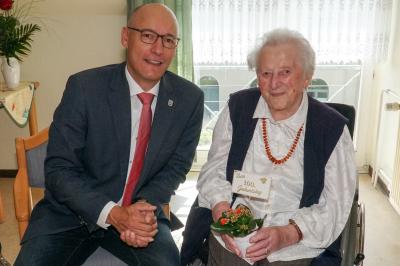 Zu ihrem 100. Geburtstag erhielt Emmy Rieske von Bürgermeister Dr. Ronald Thiel die herzlichsten Glückwünsche. Foto: Andreas König/Stadt Pritzwalk