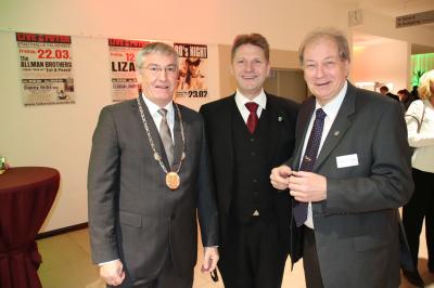 Unser Bild zeigt Bürgermeister Heiko Müller, Bodo Ohme (Bürgermeister der Gemeinde Schönwalde-Glien) und Udo Appenzeller (re) beim Neujahrsempfang 2019 in der Falkenseer Stadthalle.