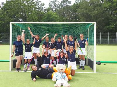 Unser Bild zeigt, wie sich die Mädchen B - Mannschaft des TSV Falkensee über ihren Sieg freuen (Foto: privat).