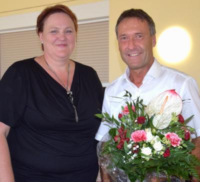 Blumen für die Vorsitzende: Bürgermeister Klaus Prietzel beglückwünschte Petra Quittel.