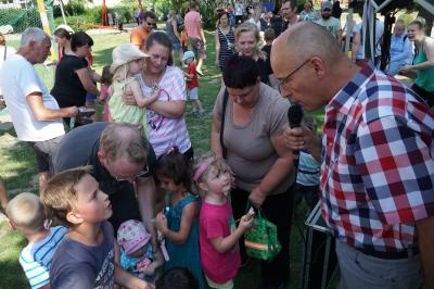 Zum Sommerfest der Kita „Tausendfüßler“ hatte Bürgermeister Dr. Ronald Thiel Eis mitgebracht – eine willkommene Abkühlung. Foto: Andreas König/Stadt Pritzwalk