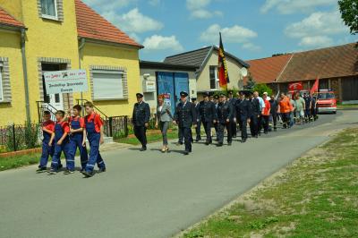 Die Ortsfeuerwehr und Gäste marschierten im Umzug voran. Foto: Hans-Werner Boddin