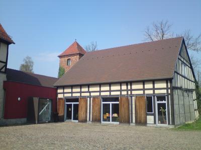 Der Eingang zur Stadtbibliothek befindet sich auf dem Innenhof des Wallgebäudes.