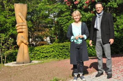 Schwester Klaudia Schönhoff und Rektor Friedrich Rößner freuen sich über die besondere Mischung aus Kunst und Natur.