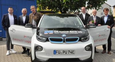 Sponsoren der VR Bank und der N-ERGIE machen es möglich: Bürgermeister Wolfgang Kistner  (2.v.r.) und seine Verwaltung fahren künftig elektromobil.