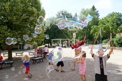 Die Riesenseifenblasen waren eine der Hauptattraktionen zu Beginn der Ferienspiele im Pritzwalker Hort „Kunterbunt“. Foto: Andreas König/Stadt Pritzwalk