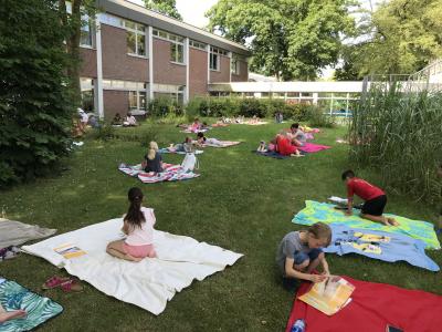 Draußenunterricht im Schulgarten