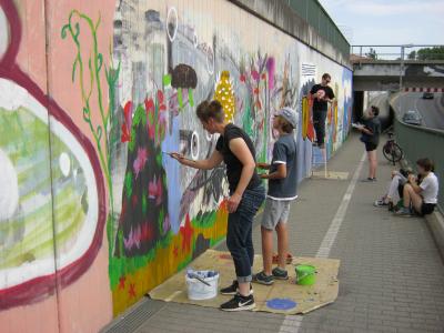 Unser Bild zeigt die kreativen Hobby-Maler bei der Gestaltung des Rosentunnels.