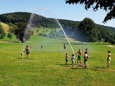 Foto zur Meldung: Wasserspiele auf dem Nazzaer Sportplatz