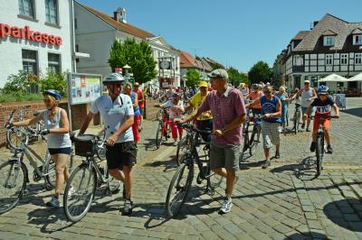 Die zweite Sommertour mit dem Bürgermeister (vorn rechts) führte nach Seefeld. Foto: Hans-Werner Boddin