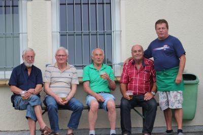 Die alteingesessenen treuen Wariner Fans, hier auf der Terrasse am Sportlerheim mit Wirt Herbert Staber (r.), hoffen wieder auf sehenswerte Spiele ihrer Mannschaft. (Bild vergrößern)