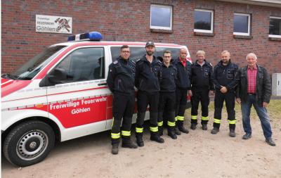 Stolz präsentieren die Kameraden der Freiwilligen Feuerwehr Göhlen mit Wehrführer Jens Bonifer (3.v.r) und Bürgermeister Helmut Seyer (r) den neu erworbenen Mannschaftstransportwagen.