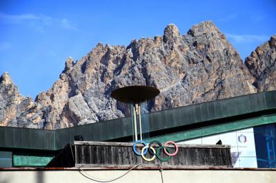 In Cortina d'Ampezzo wurden 1956 bereits die Olympischen Winterspiele ausgetragen - das Olympische Feuer und die fünf Ringe erinnern an die Winterspiele - Foto: Joachim Hahne / johapress