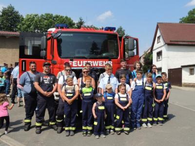 Die Mitglieder der Freiwilligen Feuerwehr Niederschmon vor ihrem neuem Löschgruppenfahrzeug