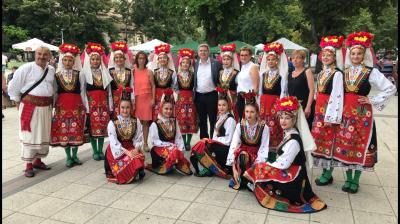Bürgermeister Dr. Oliver Hermann (Mitte) und die Teilnehmer der Wittenberger Delegation mit den Tänzerinnen der Razgrader Gruppe „Hortse“ I Foto: Martin Ferch (Bild vergrößern)