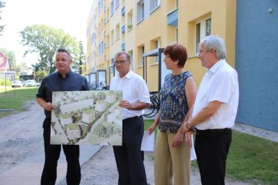 Die gegefa-Geschäftsführer Ralf Haase (l.) und Dirk Albrecht erklären Bauministerin Kathrin Schneider und Bürgermeister Heiko Müller die Planungen für die neuen Wohngebäude in der Friedenstraße.