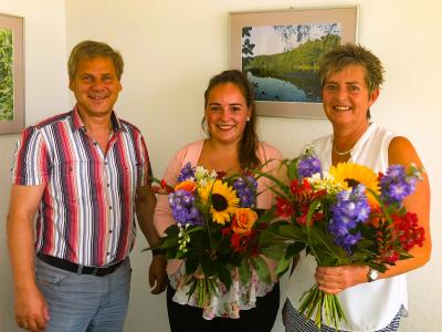 Bürgermeister Uwe Brückner gratulierte Simone Steinborn und Alina Elisabeth Josefski (Bild vergrößern)