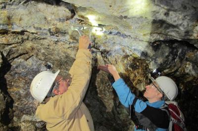 Foto zur Meldung: Geologen aus Hannover nehmen Gesteinsproben aus dem Finstergrund