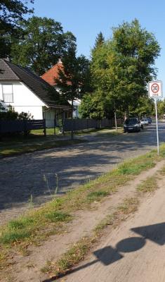 Unser Bild zeigt die Waldstraße im Wohngebiet Finkenkrug.