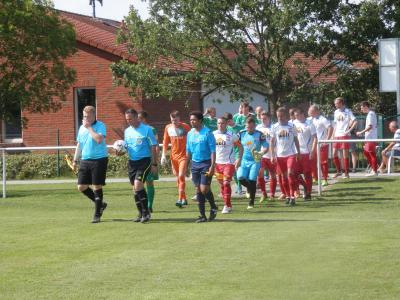 Erstmals lief der FC Seenland Warin, rechts im Bild mit Mannschaftskapitän Marcel Manns, zum Punktekampf beim Sievershäger SV auf. (Bild vergrößern)