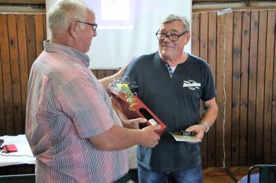 Foto: V.l.n.r.: Arnim Christgen (Vizepräsident des Oberlausitzer Kreissportbundes) und Arnd Panoscha (Vorsitzender des SV Grün-Weiß Weißwasser e.V.) Foto zur Meldung: Eine ganz besondere Auszeichnung