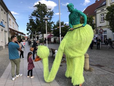 Farbenfrohe Phantasiefiguren bevölkerten die Pritzwalker Innenstadt. Foto: Andreas König/Stadt Pritzwalk