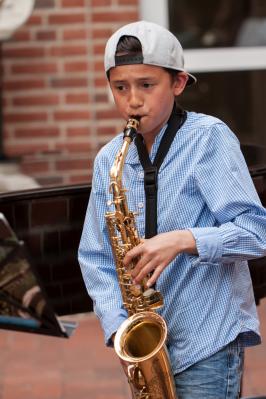 Jona Saguan ist begeisterter Saxophonist und Schüler von Nikolaj Kern. Foto: Gerlind Bensler