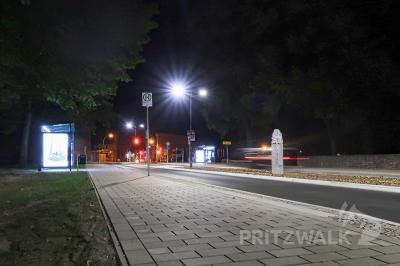Auch nachts taghell, aber sehr sparsam: Die neuen LED-Lampen am Kietz geben nach oben hin wenig Emmissionen ab. Foto: Lars Schladitz
