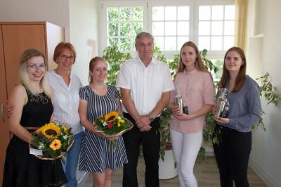 Unser Bild zeigt Franziska Heinrich, Hauptamtsleiterin Renate Gresens, Julia Woge, Bürgermeister Heiko Müller, Saskia Lau und Eva Friederike Hartwig (von links nach rechts).